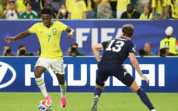 Brazil’s forward #07 Vinicius Junior and Scotland’s defender #13 Jack Hendry fight for the ball during the 2026 World Cup Group C football match between Scotland and Brazil at the Miami Stadium in Miami Gardens on June 24, 2026.  (Photo by PATRICIA DE MELO MOREIRA / AFP)