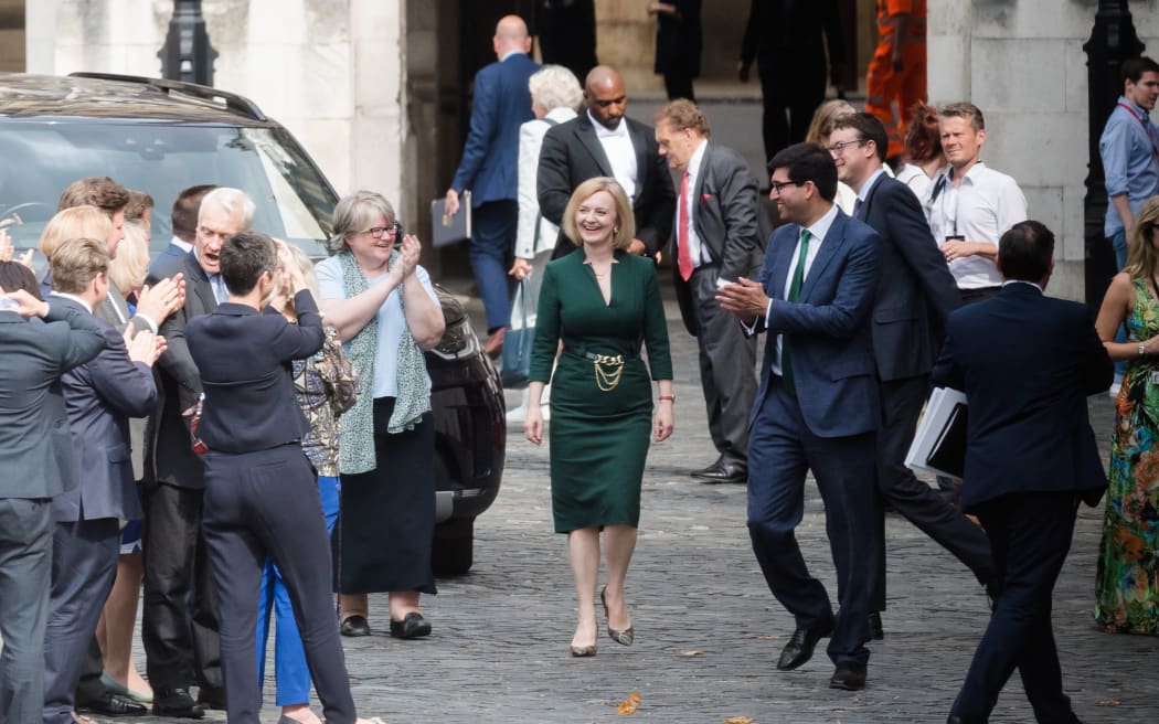 LONDON, UNITED KINGDOM - JULY 20, 2022: Secretary of State for Foreign, Commonwealth and Development Affairs, Minister for Women and Equalities Liz Truss (C) is applauded by supporters outside House of Commons on July 20, 2022 in London, England. Liz Truss has been elected as one of the final two candidates who will be put on the ballot to party members in the contest to replace Boris Johnson as the leader of the Conservative Party and the new British prime minister, with a winner announced on 5 September. (Photo by WIktor Szymanowicz/NurPhoto) (Photo by WIktor Szymanowicz / NurPhoto / NurPhoto via AFP)