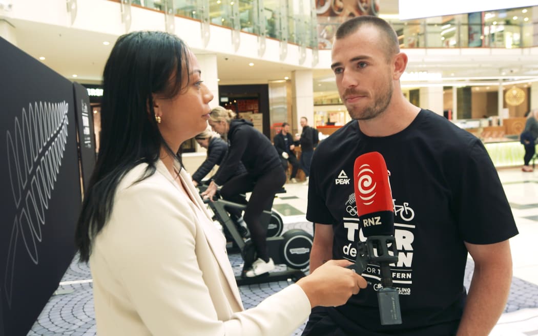 Cyclist Sam Dakin speaking to RNZ journalist Symone Tafuna'i at the Tour de Fern-Sprint for the Fern event.