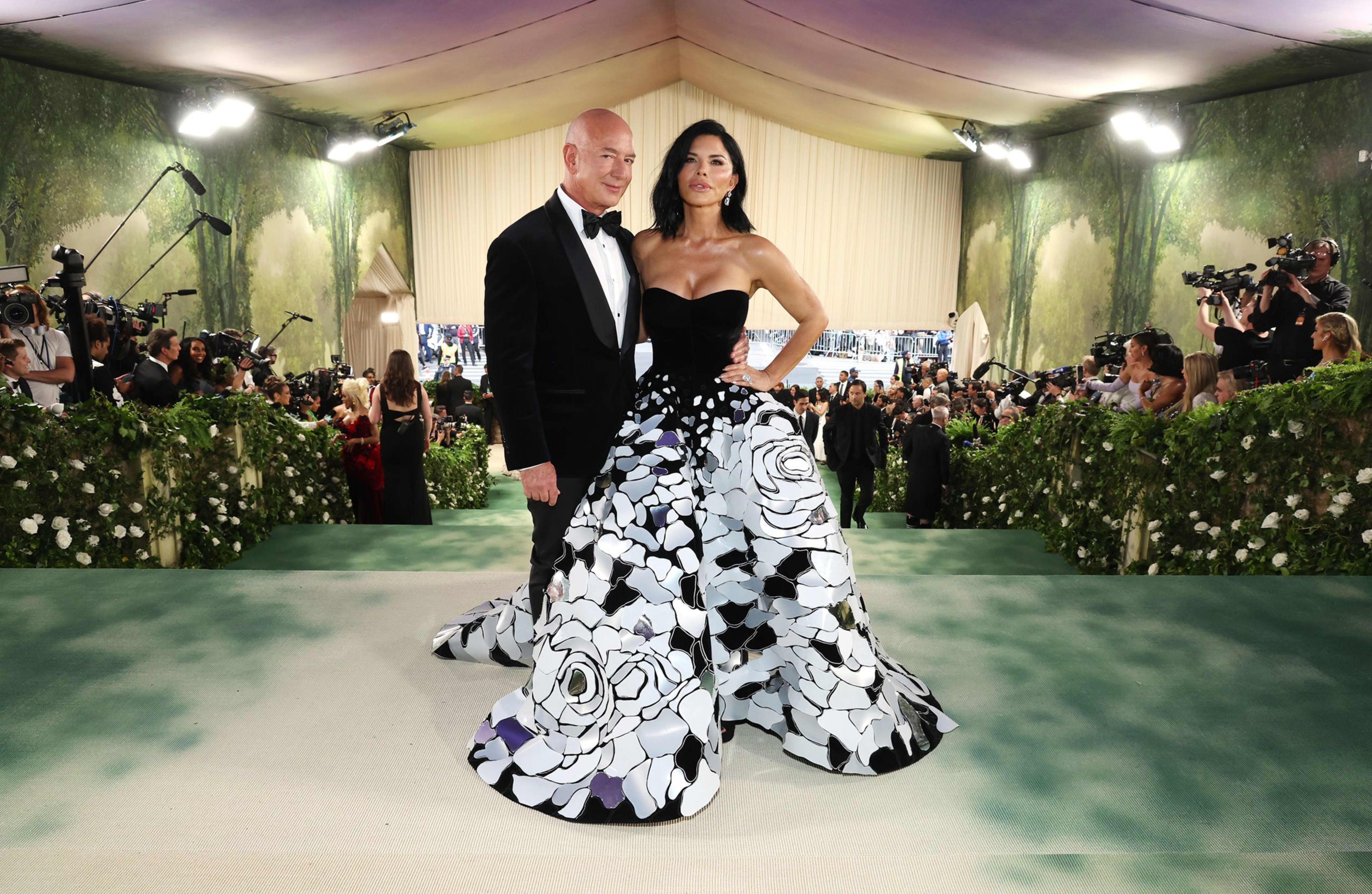 Bezos as Met Gala Honorary Chair Sparks Boycotts and Debate Over Fashion's Ties to Billionaire Power — image 3