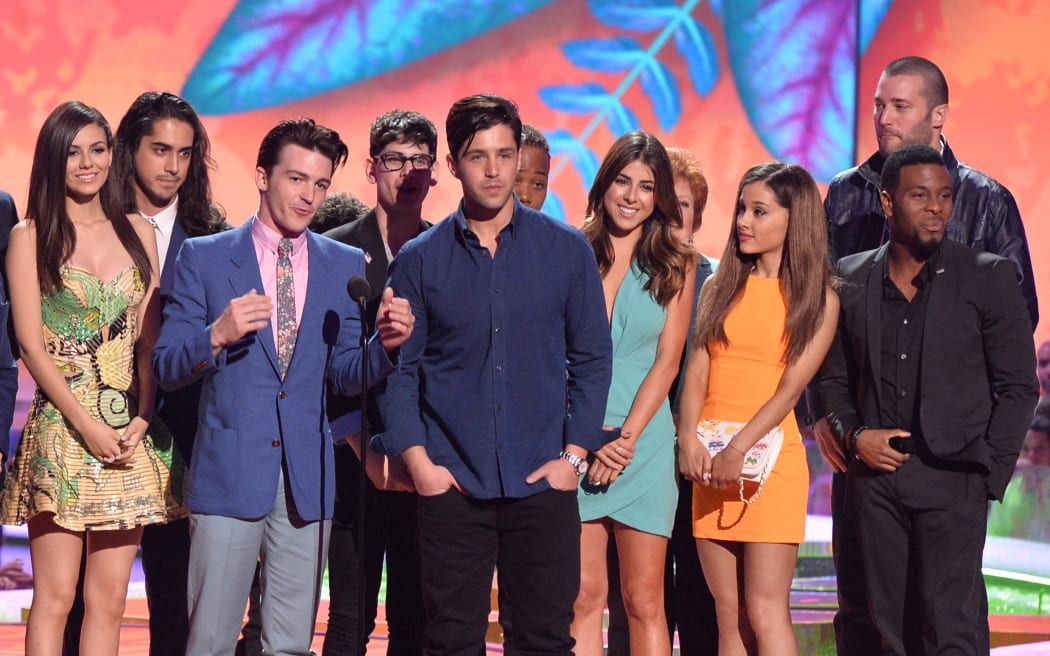 LOS ANGELES, CA - MARCH 29: Actors Nathan Kress, Noah Munck, Victoria Justice, Drake Bell, Avan Jogia, Matt Bennett, Josh Peck, Leon Thomas III, Daniella Monet, Maree Cheatham, Ariana Grande and Cameron Ocasio speak onstage during Nickelodeon's 27th Annual Kids' Choice Awards held at USC Galen Center on March 29, 2014 in Los Angeles, California.   Kevin Winter/Getty Images/AFP (Photo by KEVIN WINTER / GETTY IMAGES NORTH AMERICA / Getty Images via AFP)