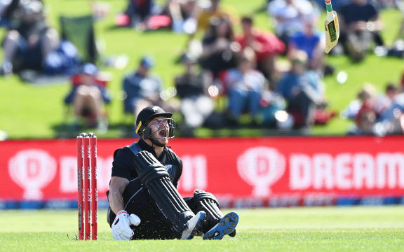 Glenn Phillips goes down after popping his knee again 2020.