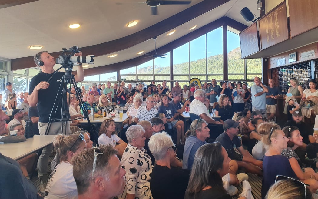 Hundreds of residents of the cyclone-hit Auckland suburb of Muriwai packed into the local golf club to meet with council staff.