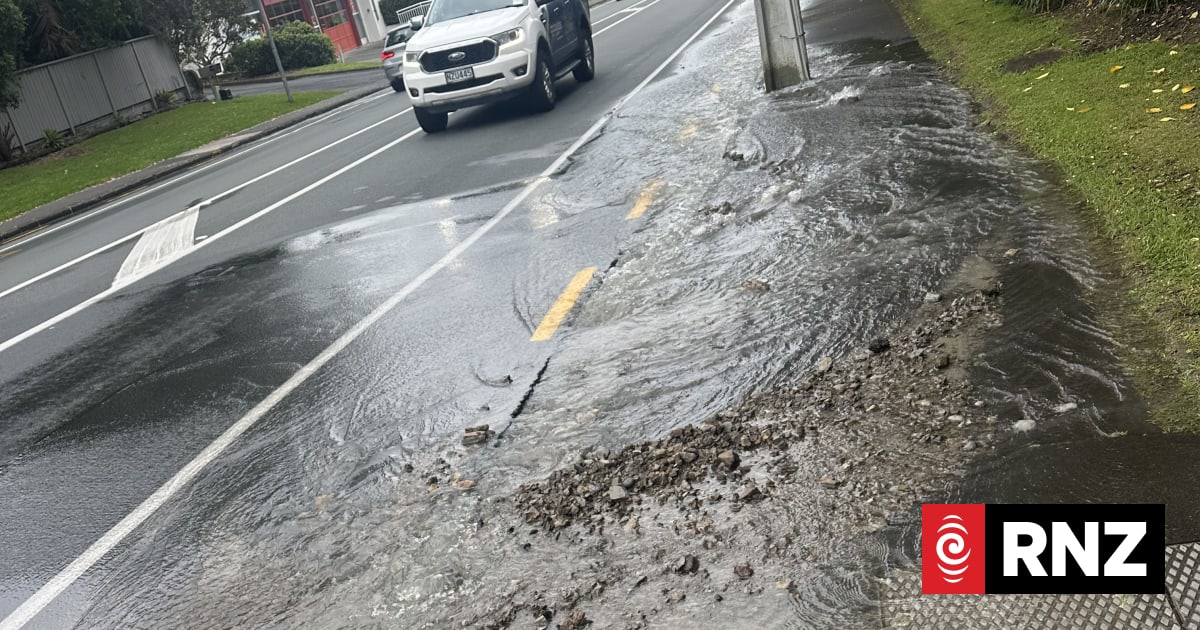 Auckland watermain bursts leaving properties without water, delaying school start