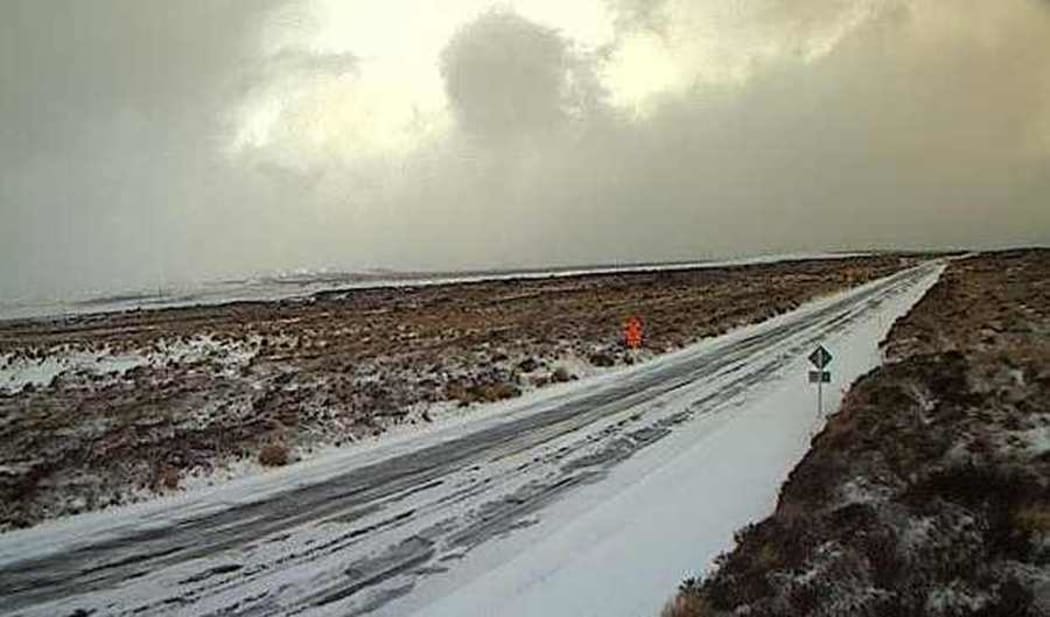 Snow on the Desert Road (SH1).