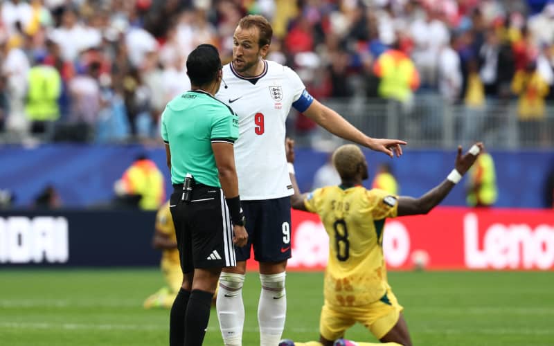 England’s forward #09 Harry Kane (C) reacts to Honduran referee Said Martinez (L)  after a draw in the  2026 World Cup Group L football match between England and Ghana at the Boston Stadium in Foxborough on June 23, 2026.  (Photo by FRANCK FIFE / AFP)