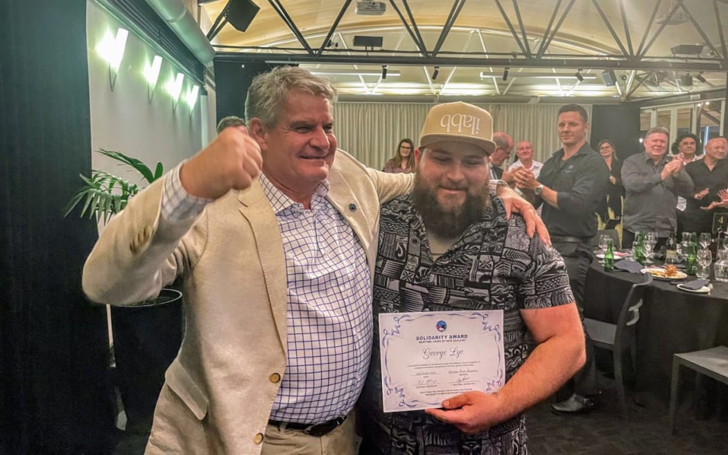 George Lye (right) receives his solidarity award from MUNZ National Secretary Craig Harrison (left) at a Maritime Union of New Zealand event in Auckland on 20 October 2022.