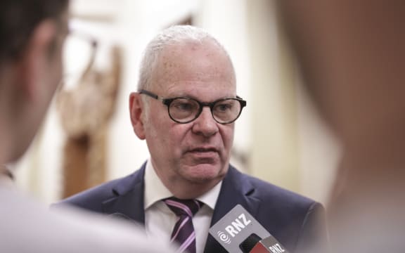 The State Services Commissioner, Peter Hughes, has given public service chief executives an extra week's annual leave to make up for the financial hit they have taken since losing their performance pay.