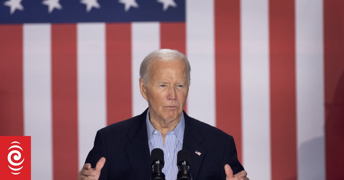 Biden promete permanecer en la carrera y derrotar a Trump en un discurso desafiante