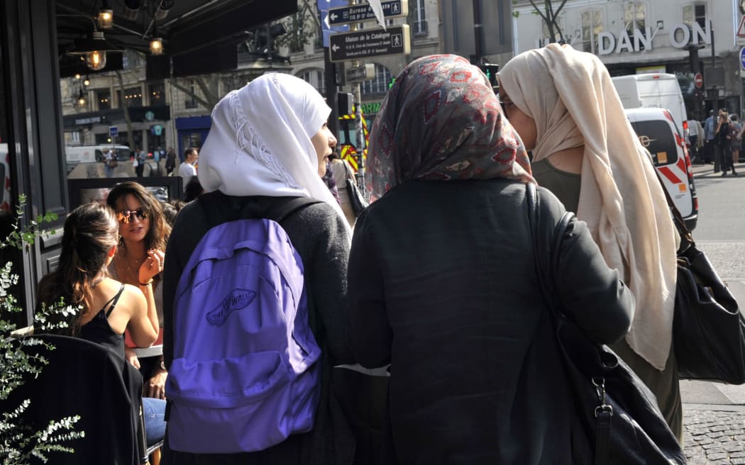 FRANCE. PARIS (75)  MUSLIMS TEENAGERS WEAR VEILS ON ST GERMAIN BOULEVARD IN THE 6 TH DISTRICT