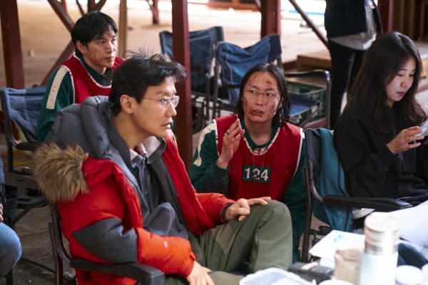 (L to R) Yim Si-wan as Myung-gi, Director Hwang Dong-hyuk, Roh Jae-won as Nam-gyu in Squid Game season three.