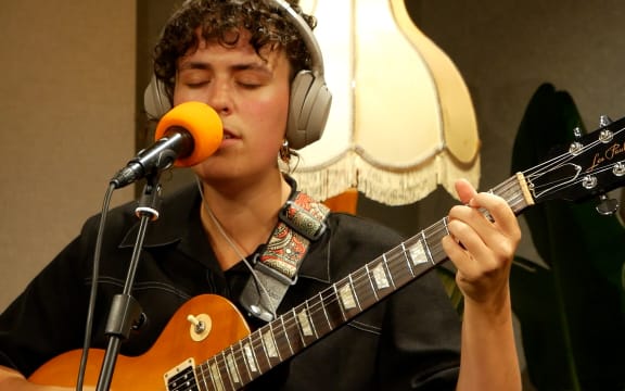 Singer-songwriter Hannah Everingham live in the Christchurch studios to perform 'Giving Up The Dog' from her newly released sophomore album Siempre Tiene Flores.