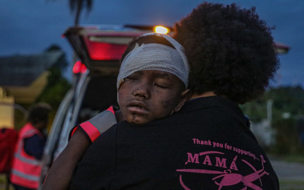 This handout photo taken and received from Manolos Aviation on September 11, 2022, shows injured villagers arriving at a hospital in Lae after being evacuated by helicopter from Wauko Village following a 7.6-magnitude quake which struck off Papua New Guinea's coast. (Photo by Erebiri ZURENUOC / MANOLOS AVIATION / AFP) / RESTRICTED TO EDITORIAL USE - MANDATORY CREDIT "AFP PHOTO / MANOLOS AVIATION / EREBIRI ZURENUOC" - NO MARKETING NO ADVERTISING CAMPAIGNS - DISTRIBUTED AS A SERVICE TO CLIENTS
