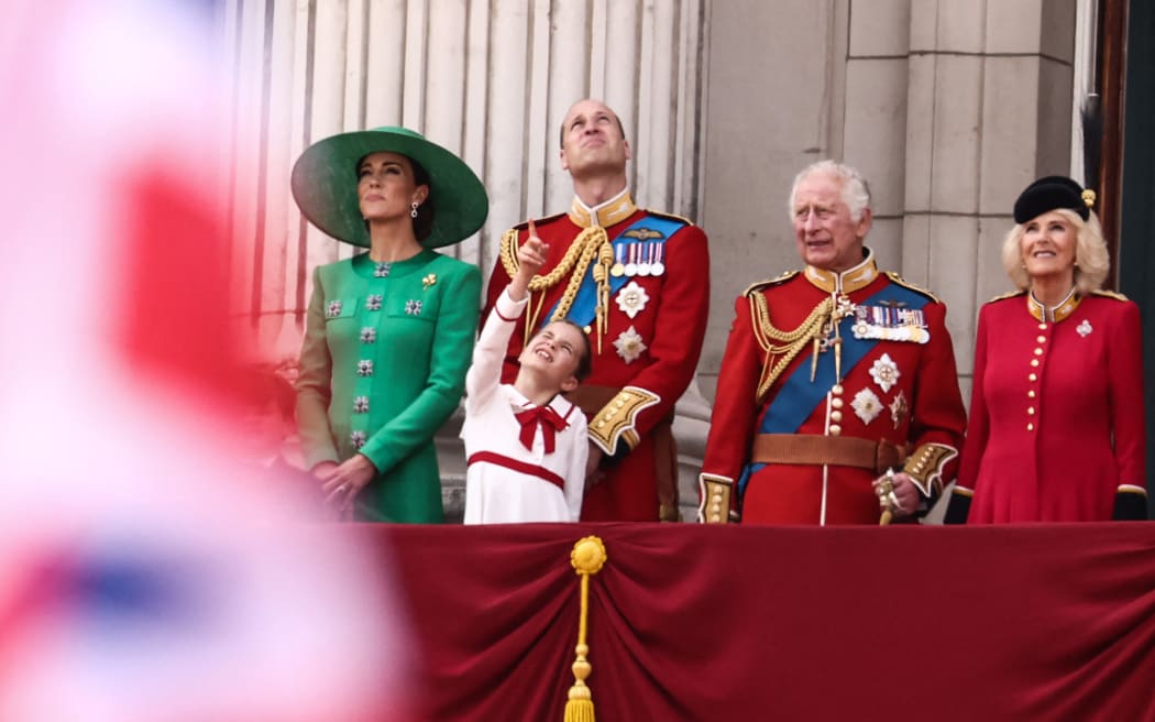 (LR) Brytyjska Katarzyna, księżna Walii, brytyjska księżna Charlotte z Walii, brytyjski książę William, książę Walii, brytyjski król Karol III i brytyjska królowa Camilla wychodzą na balkon, aby obejrzeć przelatujący samolot Królewskich Sił Powietrznych (RAF) z Pałacu Buckingham po wzięciu udziału w paradzie urodzinowej króla, 