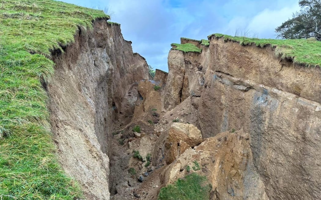 Huge hillside crack at OngaOnga in Hawke's Bay