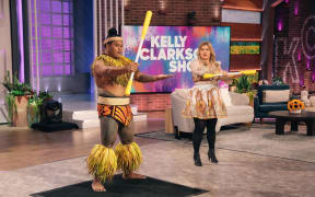 Siva Afi world champion Mikaele Oloa teaching American musician and tv personality Kelly Clarkson the basics of the traditional Samoan fire knife dancing.