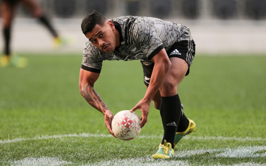 Te Toiroa Tahuriorangi trains with the team during an All Blacks training session.
