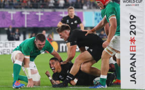 Aaron Smith of New Zealand scores a try in the first half of the 2019 Rugby World Cup Japan Quarter-Finals match against Ireland at Tokyo Stadium in Chofu City, Tokyo on October 19, 2019.    ( The Yomiuri Shimbun )