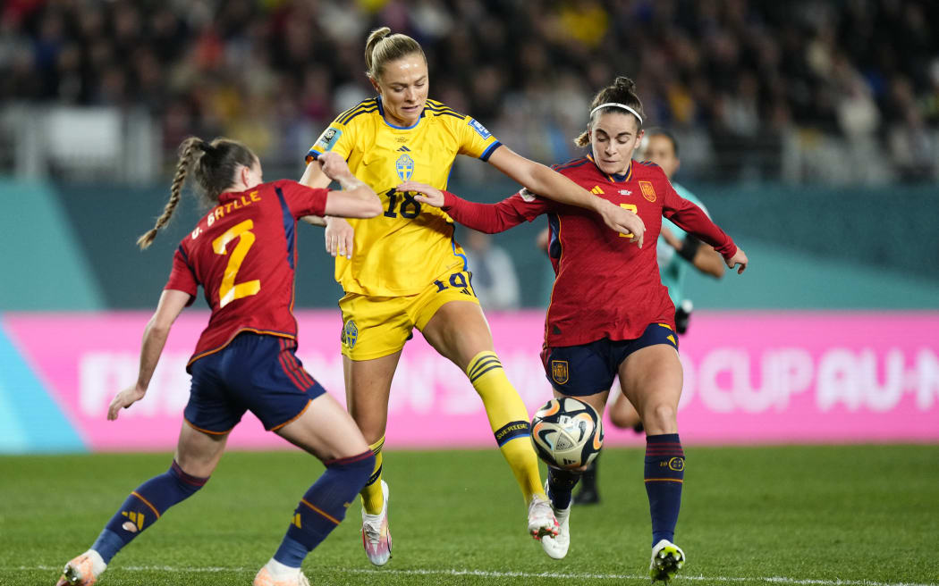 Ona Batlle of Spain and FC Barcelona and Teresa Abelleira of Spain and Real Madrid and Fridolina Rolfo of Sweden and FC Barcelona compete for the ball during the FIFA Women's World Cup Australia &amp; New Zealand 2023 Semi Final match between Spain and Sweden at Eden Park on August 15, 2023 in Auckland, New Zealand.  (Photo by Jose Breton/Pics Action/NurPhoto) (Photo by Jose Breton / NurPhoto / NurPhoto via AFP)