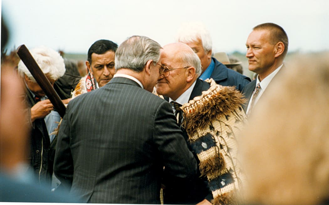Tā Tipene O'Regan and Prime Minister Jim Bolger hongi during the pōwhiri before the signing of the Ngāi Tahu Deed of Settlement