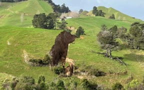 Huge hillside crack at OngaOnga in Hawke's Bay