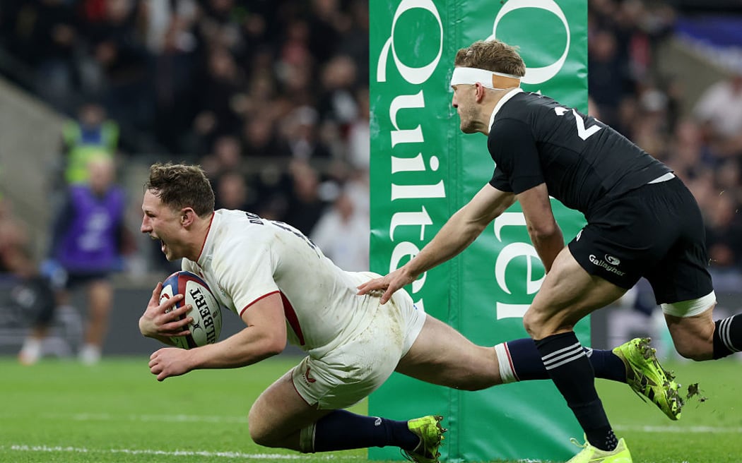 Fraser Dingwall of England scores his team's third try during the Quilter Nations Series 2025 rugby international match between England and New Zealand at Allianz Stadium.