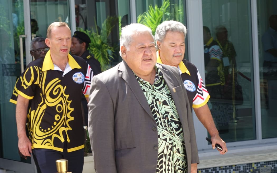 Samoa's Prime Minister Tuilaepa Sailele Malielegaoi (front), Tuvalu's Prime Minister Enele Sopoaga (right) and Australia's Prime Minister Tony Abbott (left)