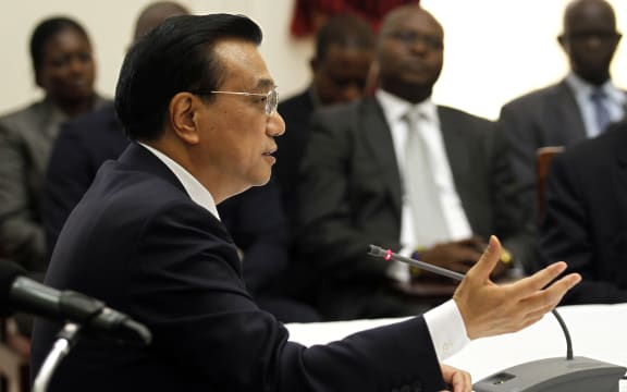 Premier Li Keqiang prepares to sign the agreement.