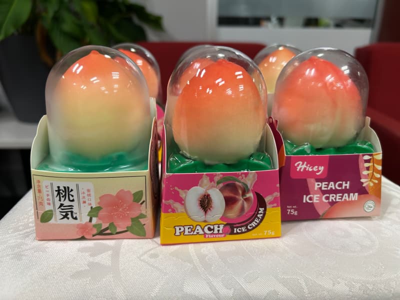 A picture with six ice-creams in it.