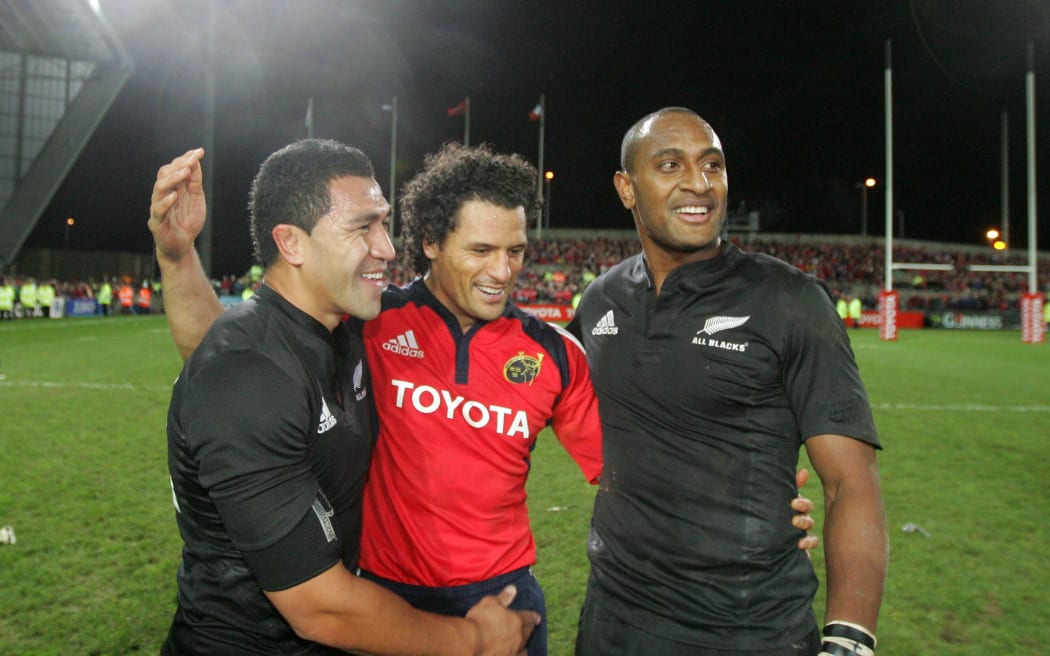 All Blacks Joe Rokocoko and Mils Muliaina with former All Black Doug Howlett. Munster vs New Zealand rugby match, Thomond Park Stadium, Limerick, Ireland. Tuesday, 18th November 2008.