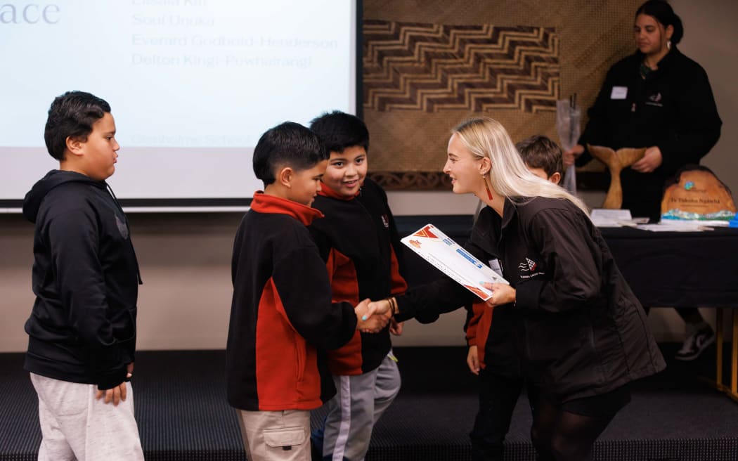 Event coordinator Keeley Grantham congratulates tamariki at Te Tūkohu Ngāwhā Mātauranga Māori Science and Design Fair in 2024.