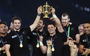 All Blacks skipper Richie McCaw and Dan Carter hold the 2015 trophy aloft.