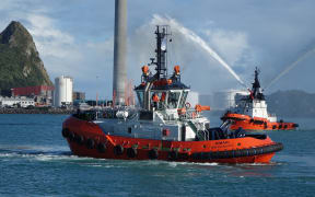 Tugboat, Kīnaki, arriving in New Plymouth.