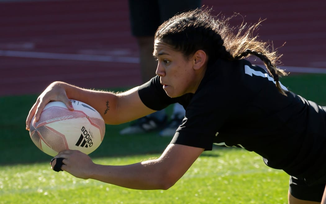 Blacks Ferns winger Cheyelle Robins-Reti scores in the corner