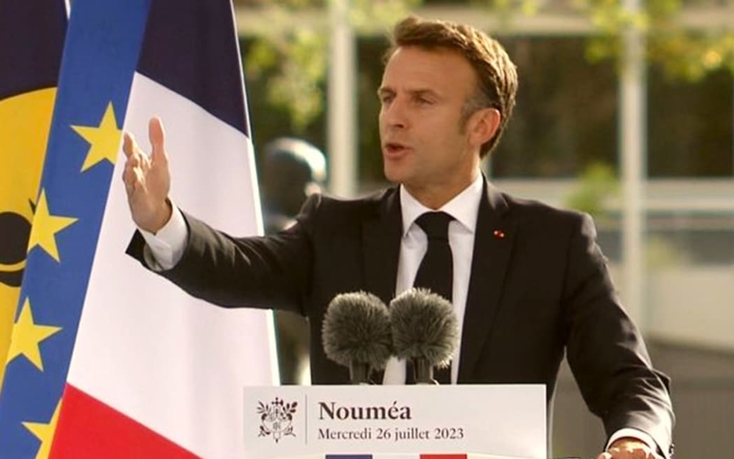 El presidente francés, Emmanuel Macron, habla en Nouméa el 26 de julio de 2023.