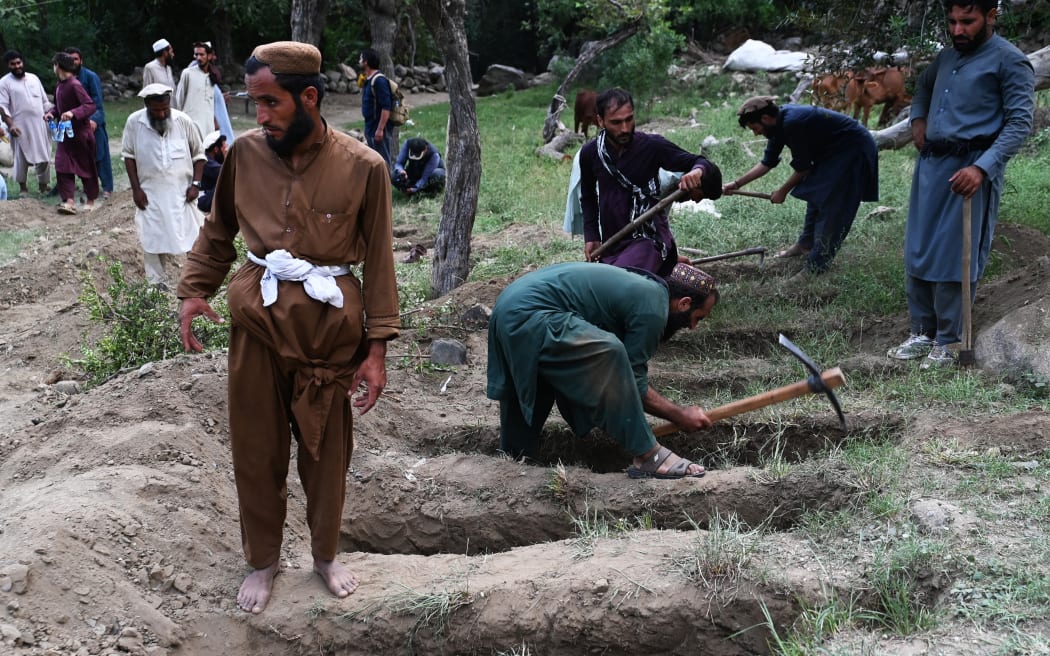 Afghan volunteers dig graves following earthquakes in the Mazar Dara village of Nurgal, a district of the Kunar Province, in Eastern Afghanistan, on September 1, 2025. More than 800 people have died and over 2,700 were injured from August 31 night to September 1, 2025, in eastern Afghanistan after a 6-magnitude earthquake, followed by at least five aftershocks felt hundreds of kilometers away. (Photo by Wakil Kohsar / AFP)