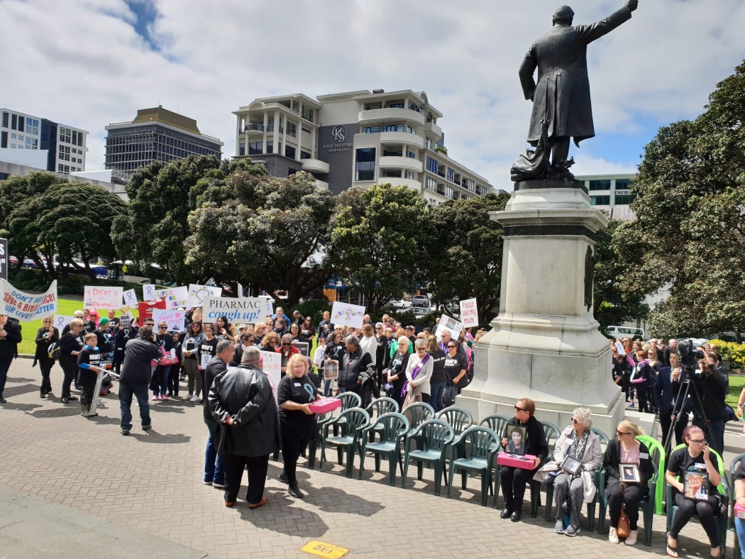 Rally at Parliament supporting funding of two medicines to treat advanced breast cancer