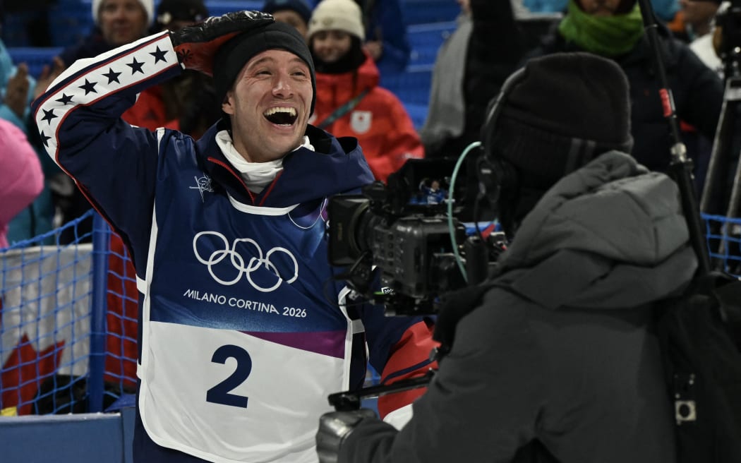 USA's Alex Ferreira celebrates after winning the freestyle skiing men's freeski halfpipe final during the Milano Cortina 2026 Winter Olympic Games at Livigno Snow Park, in Livigno (Valtellina), on February 20, 2026. (Photo by Jeff PACHOUD / AFP)