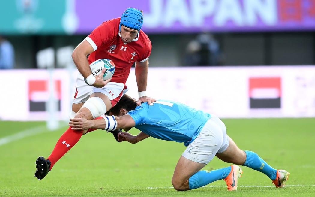 Justin Tipuric of Wales escapes the tackle of Nicolas Freitas of Uruguay.