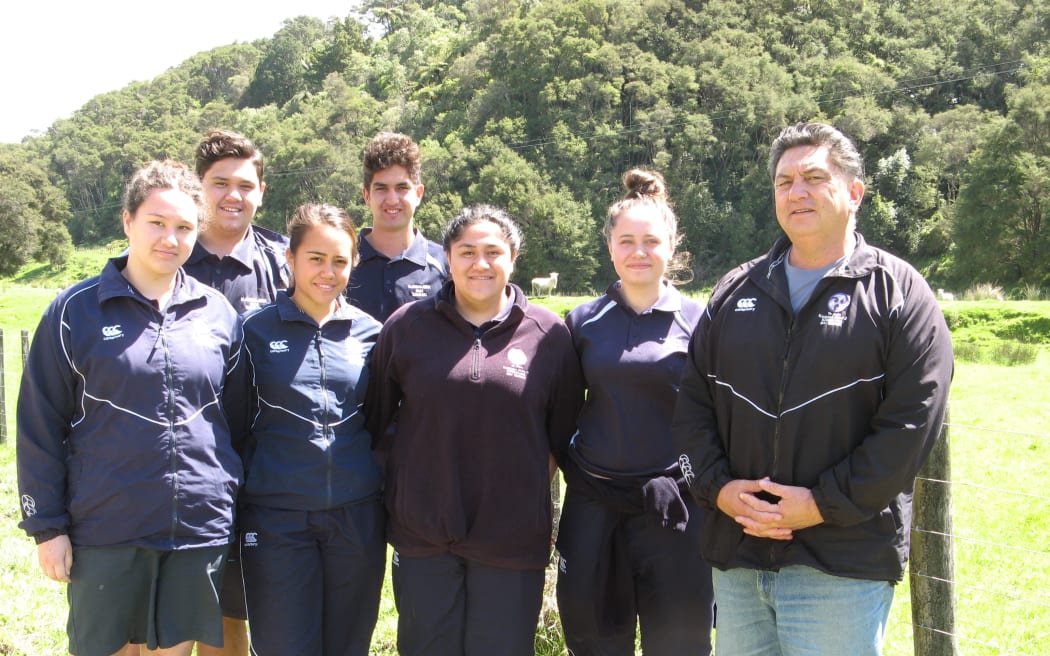 Campbell Dewes with year 13 pupils
