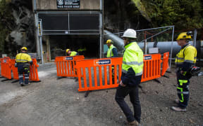 The agency mining team puts a barrier 5m in front of the mine portal.