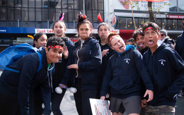 Parade spreads te reo Māori message through capital | RNZ