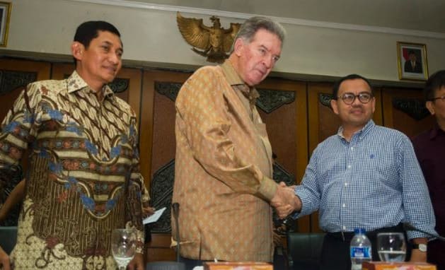 Freeport-McMoRan Chairman James R. Moffett, shakes hands with Indonesia's Minister of Energy and Mineral Resources Sudirman Said. To the left is President Director of Freeport Indonesia, Maroef Sjamsoeddin.