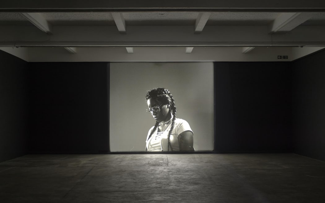 Luke Willis Thompson, autoportrait, (2017).  Installation view, Chisenhale Gallery 2017. Commissioned by Chisenhale Gallery and produced in partnership with Create. Courtesy of the artist.