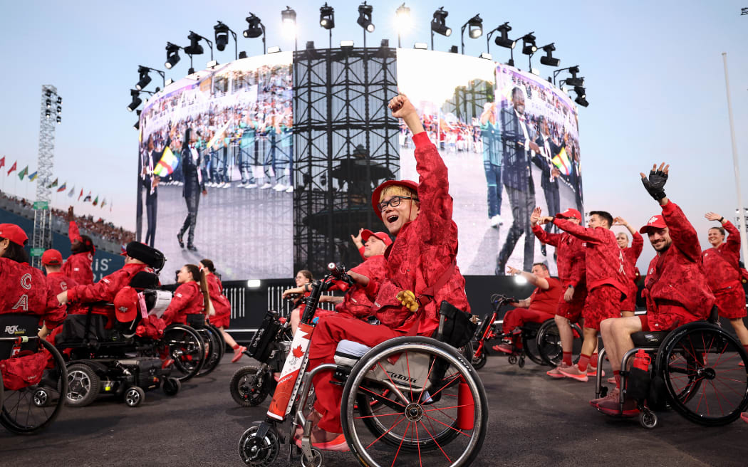 El representante de Canadá desfila en la Place de la Concorde durante la ceremonia de apertura de los Juegos Paralímpicos París 2024 el 28 de agosto de 2024 en París. (Foto de Frank FIFE / AFP)