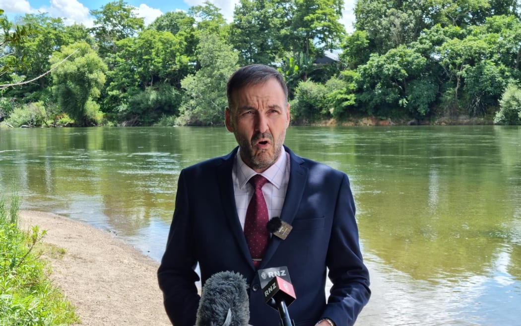 Detective Inspector Darrell Harpur speaks to reporters at the Waikato River about the homicide probe into the death of John Wirihana Isaac.