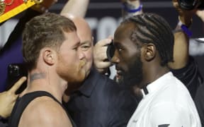 LAS VEGAS, NEVADA - SEPTEMBER 11: Undisputed super middleweight champion Canelo Alvarez (L) and Terence Crawford face off during a news conference at T-Mobile Arena on September 11, 2025 in Las Vegas, Nevada. Alvarez and Crawford are scheduled to fight on September 13, 2025, at Allegiant Stadium in Las Vegas.   Steve Marcus/Getty Images/AFP (Photo by Steve Marcus / GETTY IMAGES NORTH AMERICA / Getty Images via AFP)