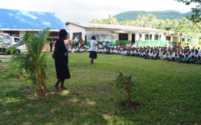 Leisavi Joel of the Tasivanua Environment Network, inspiring students of Paonangisu School to be plastic free