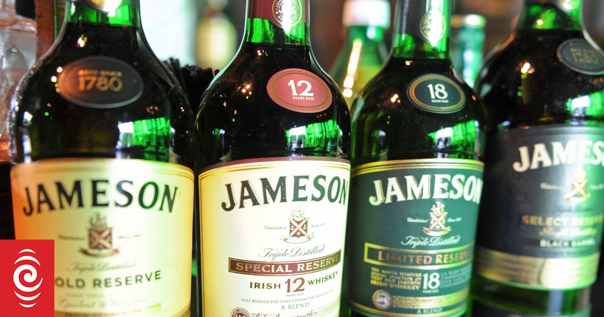 Coronavirus Invercargill, Gore bottle shops still selling spirits RNZ