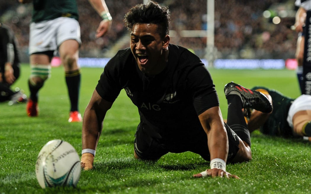 Julian Savea scores.